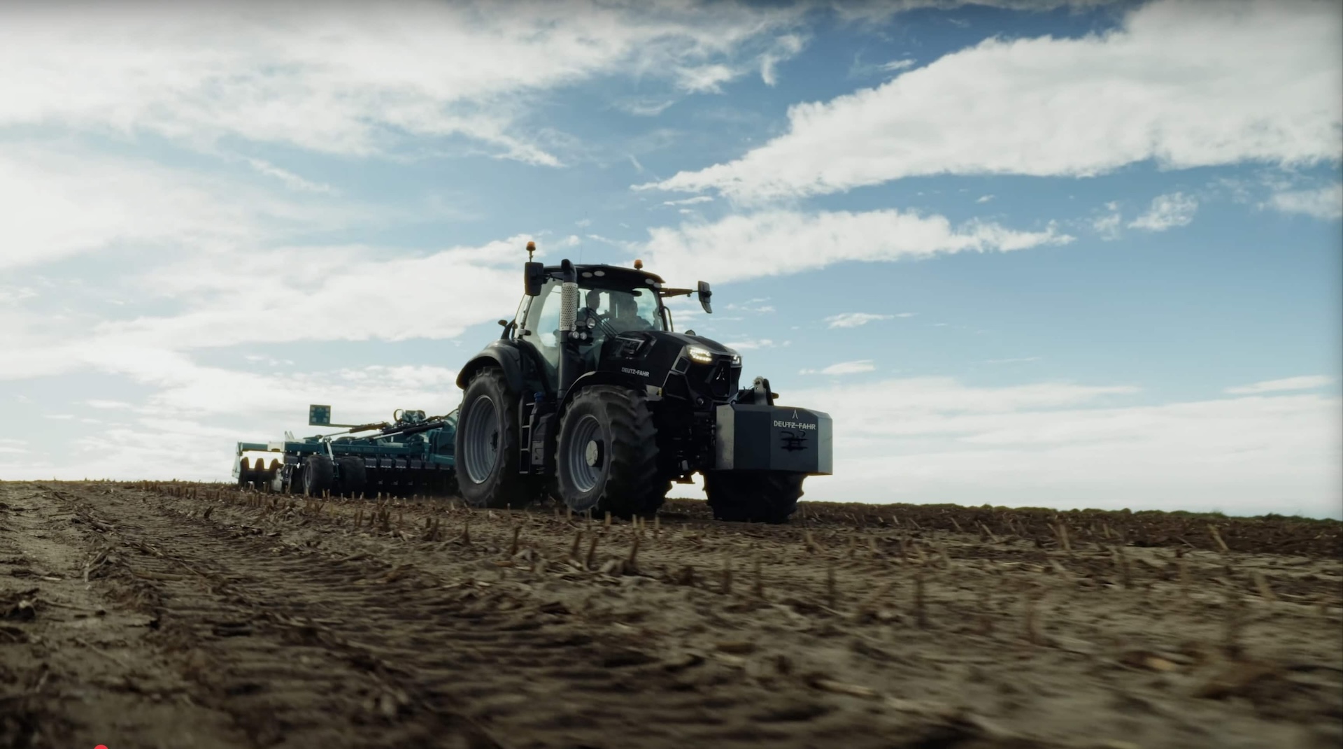 traktor jedzie po polu